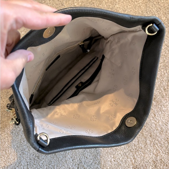 Tory Burch Amanda crossbody used once - Picture 3 of 3